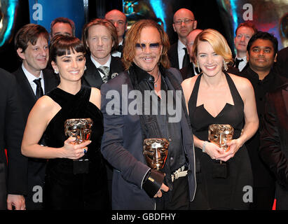 Les lauréats, notamment le meilleur acteur Mickey Rourke (au centre), la meilleure actrice en charge, Penelope Cruz (à gauche) et la meilleure actrice Kate Winslet (à droite), posent pour des photos aux British Academy film Awards 2009 au Royal Opera House de Covent Garden, dans le centre de Londres. Banque D'Images