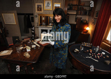 La grande et grande petite fille de Charles Darwin, botaniste Sarah Darwin, dans son étude à Down House, Kent, tenant pour la première fois, une première édition de 1859 de son texte pionnier de l'histoire naturelle, l'origine des espèces. English Heritage a créé une nouvelle exposition à la maison, qui comprend de nombreuses expositions invisibles, pour marquer le 200e anniversaire de sa naissance le 12 février qui s'ouvre au public le 13 février. Banque D'Images