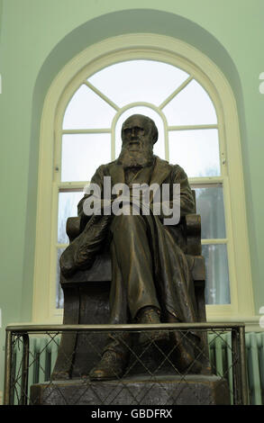 Un bronze en terre cuite de l'historien de la nature pionnier Charles Darwin à son ancienne maison, Down House, Kent. English Heritage a créé une nouvelle exposition à la maison, qui comprend de nombreuses expositions invisibles, pour marquer le 200e anniversaire de sa naissance le 12 février qui s'ouvre au public le 13 février. Banque D'Images