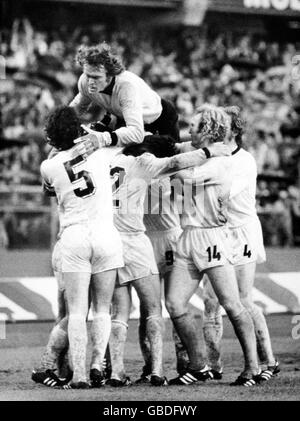 L'Allemagne de l'Ouest célèbre la fin de la coupe du monde après leur victoire de 1-0 : (l-r) Franz Beckenbauer, Wolfgang Overath, Sepp Maier (haut), Jurgen Grabowski, Uli Hoeness, Georg Schwarzenbeck Banque D'Images