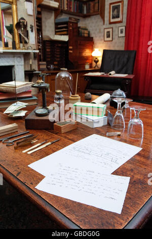 Deux pages manuscrites du manuscrit original de « On the Origin of Species » dans l'étude où elles ont été écrites, font partie d'une nouvelle exposition marquant le bi-centenaire de Charles Darwin à son domicile depuis 40 ans, Down House à Downe, Kent, qui s'ouvre au public le jeudi 13 février. Banque D'Images