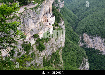 Église construite sur une étroite marge d'une falaise vertigineuse.Sanctuaire de Madonna della Corona, Spiazzi, province de Vérone, Vénétie, Italie. Banque D'Images