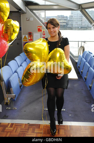 Coleen Rooney et la Variety Club Children's Charity exhortent le grand public à « avoir un cœur » pour la Saint-Valentin en achetant un badge Gold Heart PIN pour aider à recueillir des fonds pour les jeunes malades, défavorisés et handicapés. Banque D'Images