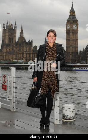 Coleen Rooney et la Variety Club Children's Charity exhortent le grand public à « avoir un cœur » pour la Saint-Valentin en achetant un badge Gold Heart PIN pour aider à recueillir des fonds pour les jeunes malades, défavorisés et handicapés. Banque D'Images