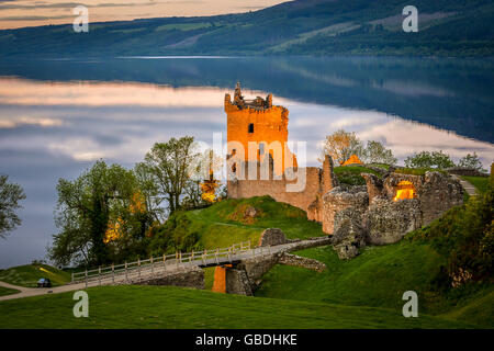 Le Château d'Urquhart au crépuscule. Le château est situé au bord du Loch Ness, près d'Inverness et Inverness, dans les Highlands d'Ecosse. Banque D'Images