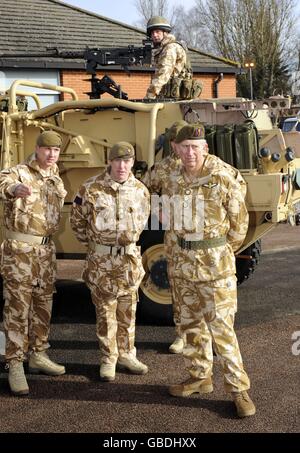 Le Prince de Galles inspecte des troupes des gardes gallois dans leur caserne de Lille à Aldershot, dans le Hampshire, avant le déploiement du régiment en Afghanistan. Banque D'Images