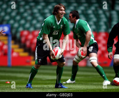 Ryan Jones lors de la session d'entraînement au Millennium Stadium, Cardiff. Banque D'Images