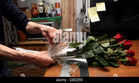 Un ouvrier de Only Roses, sur Old Brompton Road, Londres, prépare un bouquet avant la Saint-Valentin. Banque D'Images