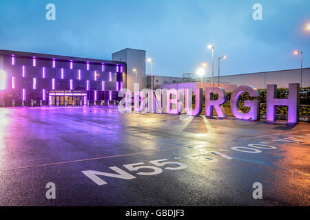 Edimbourg, Ecosse, ROYAUME UNI - 14 juin 2016 : l'aéroport d'Édimbourg après la pluie au crépuscule. Banque D'Images