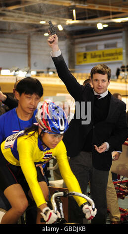 Cyclisme - UCI Pro Tour World Cup - Premier jour - Ballerup Super Arena.Le prince héritier Frederik du Danemark tire une arme pour mettre les premiers pilotes à la Ballerup Super Arena, Copenhague. Banque D'Images