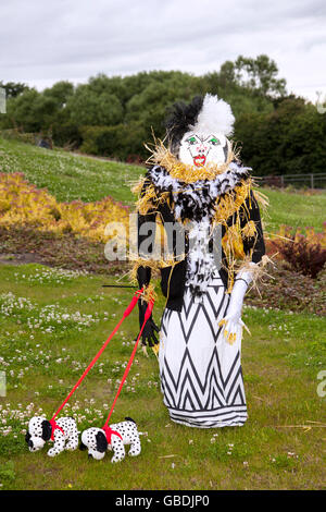 Evil 'Cruella de Vil' bourré Evil Witch Evil Queen Maleficent. Caricature figure et ses chiens dalmates au Wray Scarecrow Festival créé en 1995, a lieu chaque année, avec un thème différent. Banque D'Images