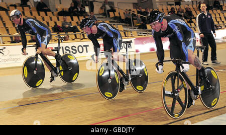 Sir Chris Hoy, champion olympique et mondial (à gauche), dans l'équipe des hommes Sprint, avec Jamie Staff (à droite) et Jason Kenny, qui se qualifient pour les finales au Ballerup Super Arena, Copenhague. Banque D'Images