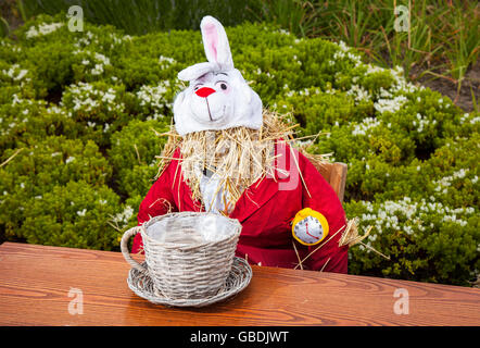 Un grand animal de tasse et de paille tissé au Mad Hatter's Tea Party, Alice au pays des merveilles effigie ou Scarecrow assemblé pour le Festival Fleetwood   Tea Party avec le Mad Hatter, Banque D'Images