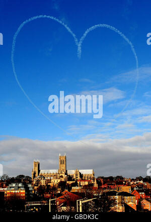 Les Red Arrows Synchro pair pratiquent leur manœuvre « cœur » pour la Saint-Valentin au-dessus de la cathédrale de Lincoln. Banque D'Images