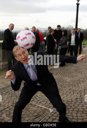 Gregory Campbell, ministre de la Culture, des Arts et des Loisirs, aide à lancer le coup de fonds annuel de football des Sergents du CLIC pour les enfants atteints de cancer dans les édifices du Parlement à Belfast. Banque D'Images