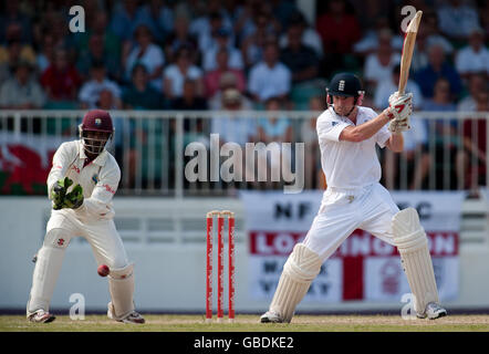 Paul Collingwood, en Angleterre, est observé par le gardien de rue des Indes occidentales Denesh Ramdin lors du troisième test au terrain de jeux d'Antigua, à St Johns, Antigua. Banque D'Images