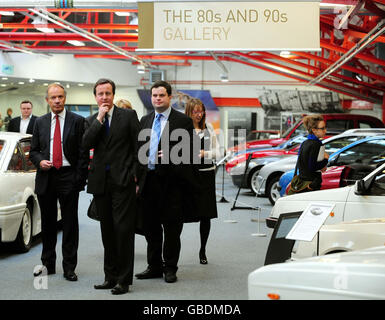 Le chef conservateur David Cameron, au centre, examine les véhicules du lancement d'un livre vert sur la décentralisation du gouvernement au musée des transports de Coventry, à Coventry. Banque D'Images