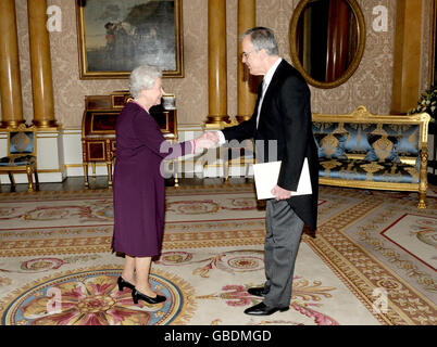 La reine Elizabeth II de Grande-Bretagne reçoit son Excellence le Dr Dejan Popovic, ambassadeur de la République de Serbie, au Palais de Buckingham à Londres. Banque D'Images