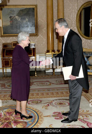 La reine Elizabeth II de Grande-Bretagne reçoit son Excellence le Dr Dejan Popovic, ambassadeur de la République de Serbie, au Palais de Buckingham à Londres. Banque D'Images