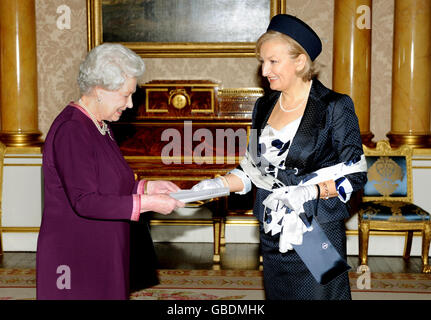 La Reine Elizabeth II de Grande-Bretagne reçoit son Excellence l'Ambassadeur de Bosnie-Herzégovine Jadranka Negodique au Palais de Buckingham à Londres. Banque D'Images