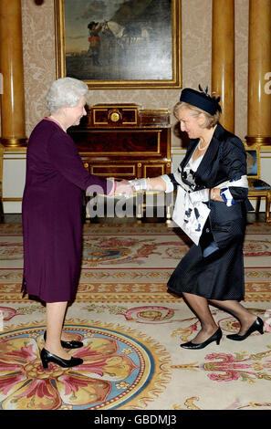 La Reine Elizabeth II de Grande-Bretagne reçoit son Excellence l'Ambassadeur de Bosnie-Herzégovine Jadranka Negodique au Palais de Buckingham à Londres. Banque D'Images