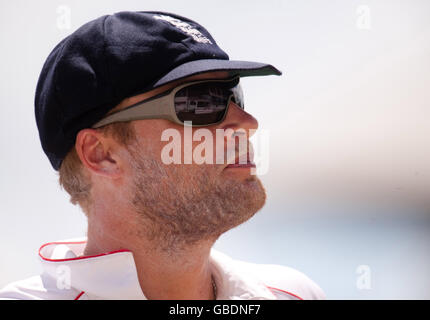 Andrew Flintox, de l'Angleterre, quitte le terrain au déjeuner lors du troisième test au terrain de jeux d'Antigua, à St Johns, Antigua. Banque D'Images