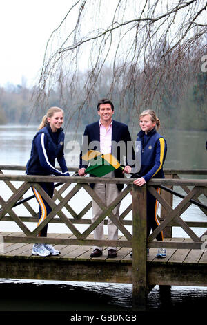 Lord Sebastian COE, président du Comité d'organisation des Jeux Olympiques de Londres, s'entretient avec les jeunes rameurs locaux Sasha Quarrington (r), 12 ans, et Alessandra, 13 ans, en français à l'Oakley court Hotel, près de Windsor, Berkshire. Banque D'Images