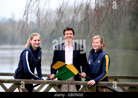 Lord Sebastian COE, président du Comité d'organisation des Jeux Olympiques de Londres, s'entretient avec les jeunes rameurs locaux Sasha Quarrington (r), 12 ans, et Alessandra, 13 ans, en français à l'Oakley court Hotel, près de Windsor, Berkshire. Banque D'Images