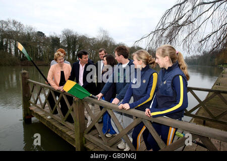 Lord Sebastian COE, président du comité d'organisation des Jeux Olympiques de Londres, s'entretient avec les jeunes rameurs locaux à l'hôtel Oakley court, près de Windsor, Berkshire. Banque D'Images