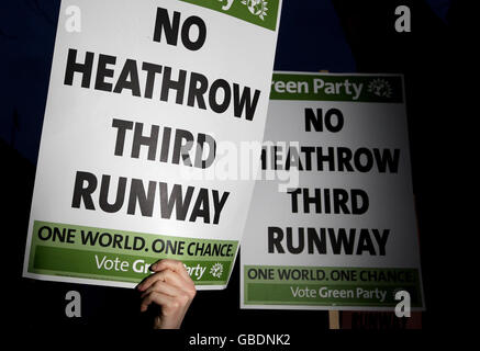 Des manifestants manifestent devant Downing Street à Westminster, Londres, contre l'intention du gouvernement de construire une troisième piste à l'aéroport d'Heathrow. Banque D'Images