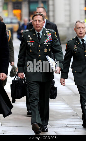 LE général AMÉRICAIN David Petraeus (au centre) arrive au Bureau des Affaires étrangères et du Commonwealth de Londres. Banque D'Images