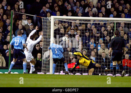 Le gardien de but de Manchester City David James ne parvient pas à arrêter Stephen McPhail's. Frekick trouvant le dos du filet pour Leeds United premier objectif Banque D'Images