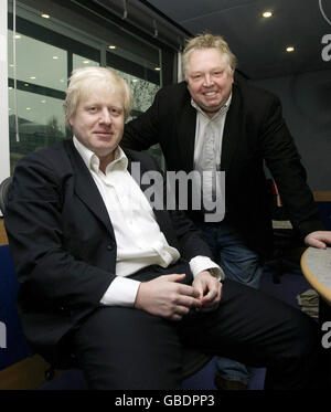 De gauche à droite : le maire de Londres Boris Johnson et le présentateur du petit-déjeuner de la LBC, Nick Ferrari, à la radio de la LBC, à Leicester Square, dans le centre de Londres. Banque D'Images