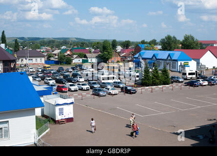 Buzuluk, Russie - le 22 juin 2016. Vue sur la place en face de la gare de Buzuluk Banque D'Images