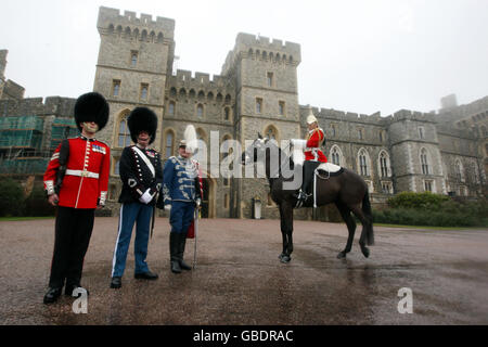 (De gauche à droite) lance Cpl Bush des Grenadier Guards, Adjudant Carsten Mantler des Royal Lifeguards du Danemark, Major Per Stangby Thuesen de la Garde danoise Hussars et Cpl lance du Cheval Lee Walker de la Cavalerie de la maison posent pour les médias à un photocall au château de Windsor dans le Berkshire, pour promouvoir la participation des régiments danois au Tattoo royal du château de Windsor. Banque D'Images
