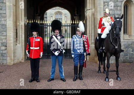 (De gauche à droite) lance Cpl Bush des Grenadier Guards, Adjudant Carsten Mantler des Royal Lifeguards du Danemark, Major Per Stangby Thuesen de la Garde danoise Hussars et Cpl lance du Cheval Lee Walker de la Cavalerie de la maison posent pour les médias à un photocall au château de Windsor dans le Berkshire, pour promouvoir la participation des régiments danois au Tattoo royal du château de Windsor. Banque D'Images