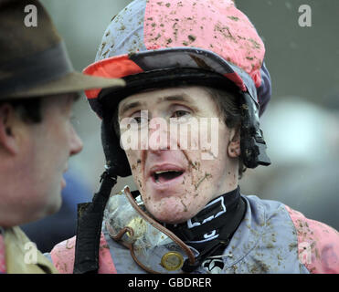 Jockey Tony McCoy (à droite) parle à l'entraîneur Nicky Henderson après avoir terminé septième sur Excape dans l'obstacle de jeunes novices de la banque Weatherbys à l'hippodrome de Plumpton. Banque D'Images