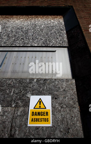 Un panneau d'avertissement sur l'amiante dans une zone de panne en cours de développement dans le quartier des bijoux, Hockley, Birmingham Banque D'Images