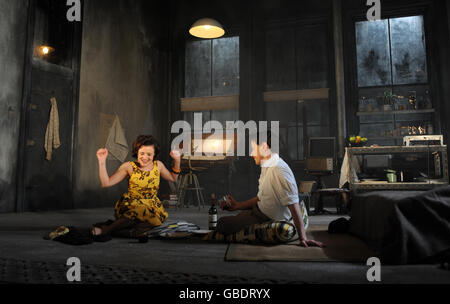 Lyndsey Marshal (à gauche) et James McAvoy exécutent une scène de « Three Days of Rain » au théâtre Apollo sur Shaftesbury Avenue, dans le centre de Londres. Banque D'Images