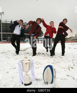 (Gauche-droite) Jamie Anderson de l'école George Heriots, Ross Turner du collège Fettes, Stewart Shaw du collège Steward Melville et Duncan Finney du collège George Watson Profitez de la neige après le tirage de la demi-finale de la coupe Scottish Schools de Bell Lawrie au stade Murrayfield, à Édimbourg. Banque D'Images