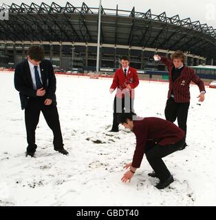 (Gauche-droite) Jamie Anderson, de l'école George Heriots, Stewart Shaw, de l'université Steward Melville, Duncan Finney, de l'université George Watson et Ross Turner, de l'université Fettes. Profitez de la neige après le tirage de la demi-finale de la coupe des écoles écossaises Bell Lawrie au stade Murrayfield, à Édimbourg. Banque D'Images