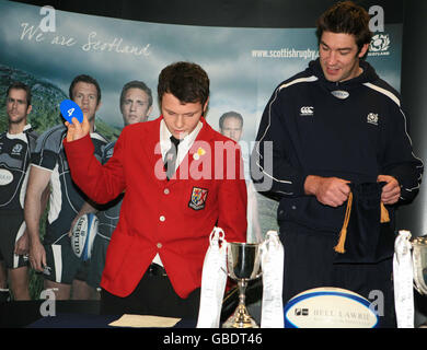 Stewart Shaw, du Steararts Melville College (à gauche) avec le joueur d'Écosse Nathan Hines lors du tirage au sort de la demi-finale de la coupe des écoles écossaises de Bell Lawrie au stade Murrayfield, à Édimbourg. Banque D'Images