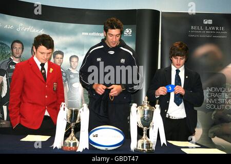 Stewart Shaw, du Steararts Melville College (à gauche), le joueur écossais Nathan Hines (au centre) et Jamie Anderson, de l'école Geroge Heriots, lors du tirage de la demi-finale de la coupe Scottish Schools Cup de Bell Lawrie au stade Murrayfield, à Édimbourg. Banque D'Images