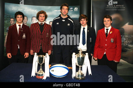 Duncan Finney de George Watson's College (de gauche à droite) avec Ross turner de Fettes College, le joueur écossais Nathan Hines, Jamie Anderson de Geroge Heriots School et Stewart Shaw, de Steararts Melville College pendant le tirage de la demi-finale de la coupe des écoles écossaises Bell Lawrie au stade Murrayfield, à Édimbourg. Banque D'Images