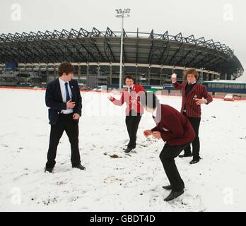 (Gauche-droite) Jamie Anderson, de l'école George Heriots, Stewart Shaw, de l'université Steward Melville, Duncan Finney, de l'université George Watson et Ross Turner, de l'université Fettes. Profitez de la neige après le tirage de la demi-finale de la coupe des écoles écossaises Bell Lawrie au stade Murrayfield, à Édimbourg. Banque D'Images