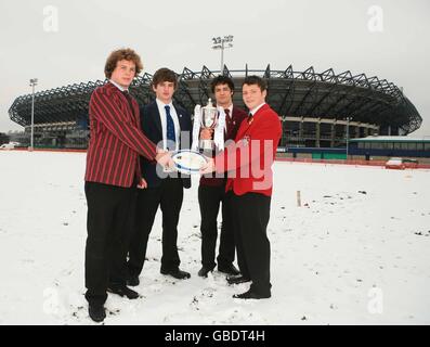 (Gauche-droite) Ross Turner du Fettes College, Jamie Anderson de la George Heriots School, Duncan Finney du George Watson's College et Stewart Shaw du Steward Melville College pendant le tirage de la demi-finale de la coupe des écoles écossaises Bell Lawrie au stade Murrayfield, à Édimbourg. Banque D'Images