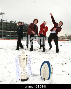 (Gauche-droite) Jamie Anderson de l'école George Heriots, Ross Turner du collège Fettes, Stewart Shaw du collège Steward Melville et Duncan Finney du collège George Watson Profitez de la neige après le tirage de la demi-finale de la coupe Scottish Schools de Bell Lawrie au stade Murrayfield, à Édimbourg. Banque D'Images