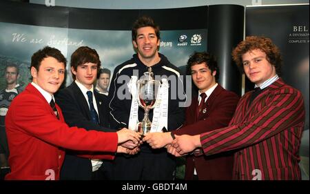 (Gauche-droite) Stewart Shaw du Steararts Melville College, Jamie Anderson de la George Heriots School, le joueur écossais Nathan Hines, Duncan Finney du George Watson College et Ross Turner du Fettes College lors du tirage de la demi-finale de la coupe Scottish Schools de Bell Lawrie au stade Murrayfield, à Édimbourg. Banque D'Images