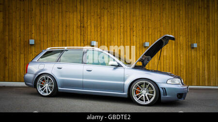 Audi RS4 avec capot ouvert. Banque D'Images