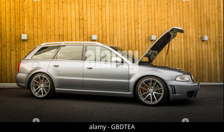 Audi RS4 avec capot ouvert. Banque D'Images